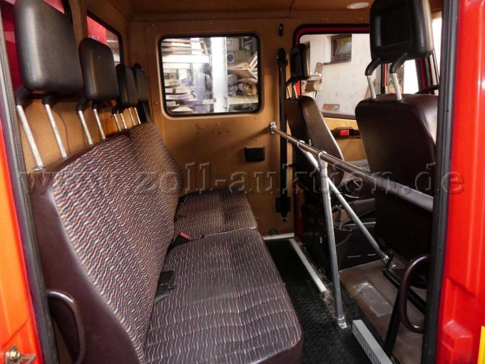 Hintere Sitzbank mit Seitenverkleidung und Haltestange