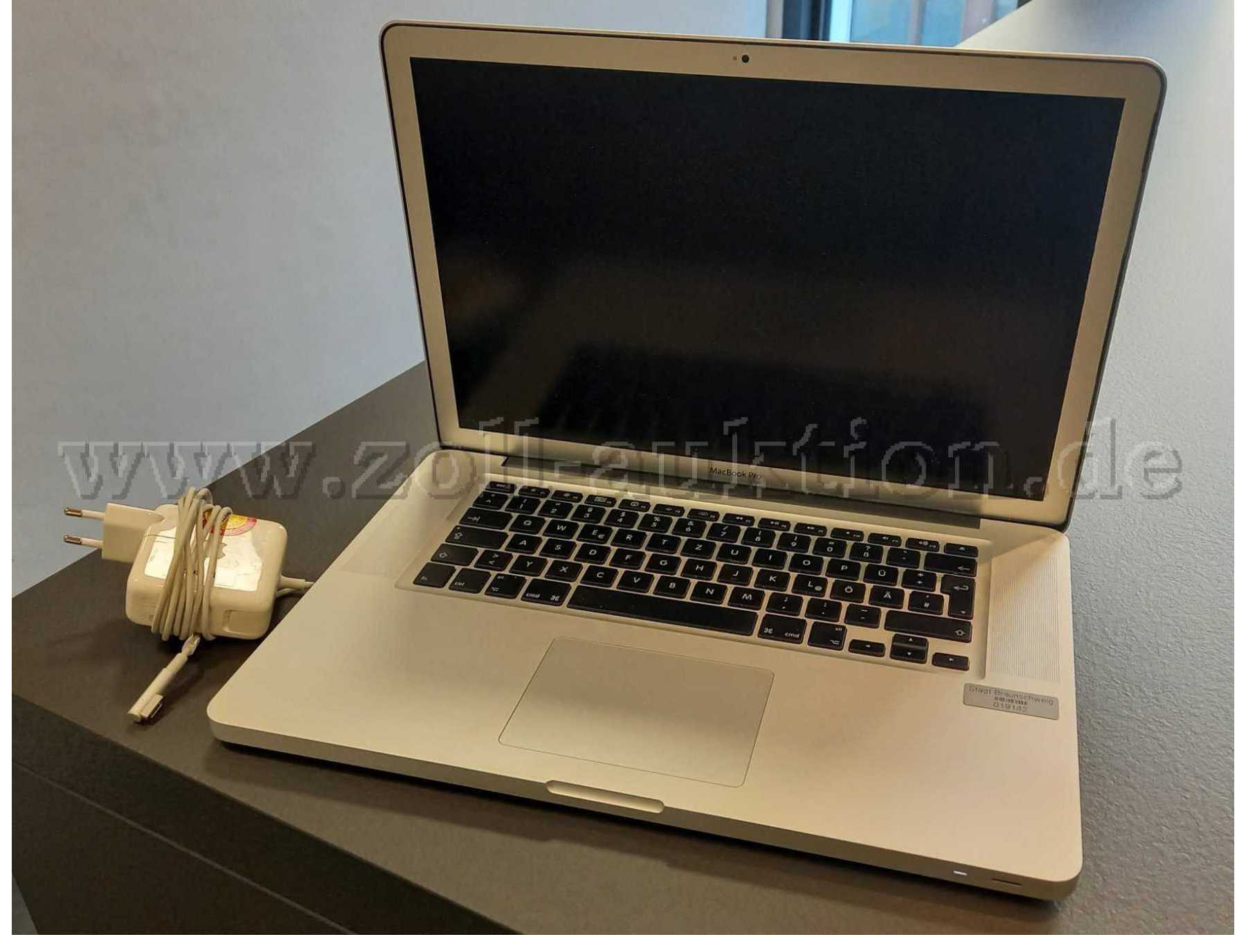 Foto Macbook und Ladegerät