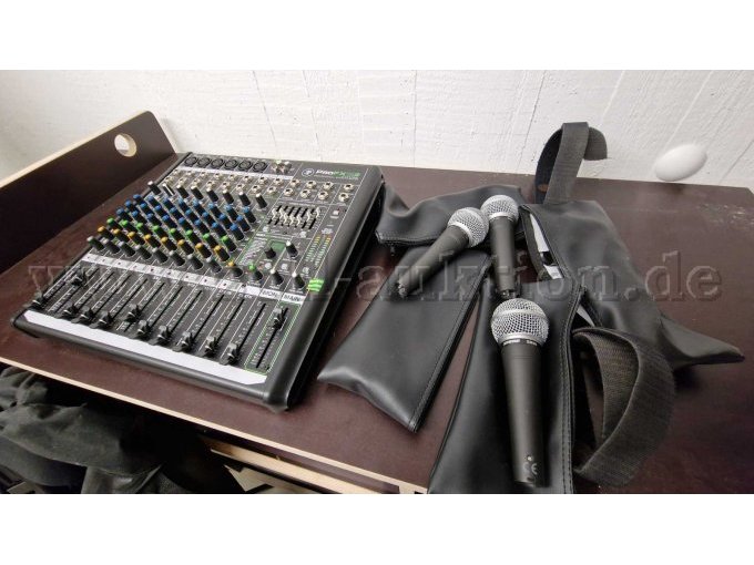 Mischpult mit Mikrofonen