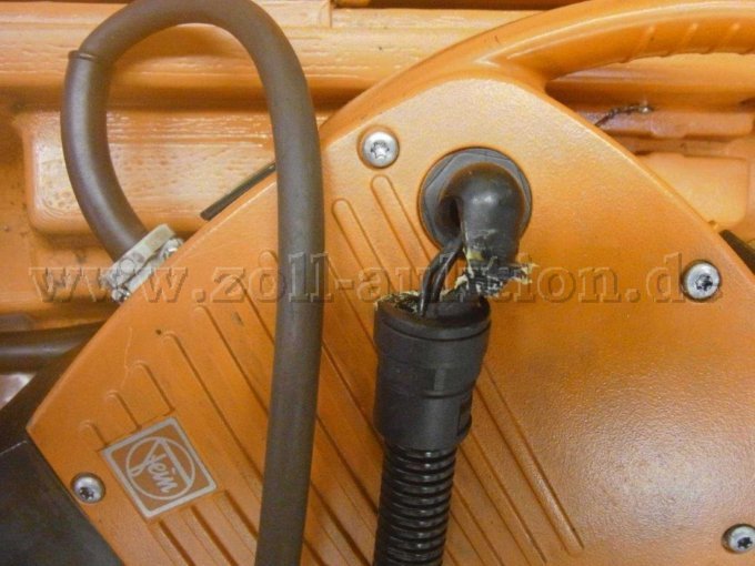 Bohrmaschine mit gebrochener Kabelführung