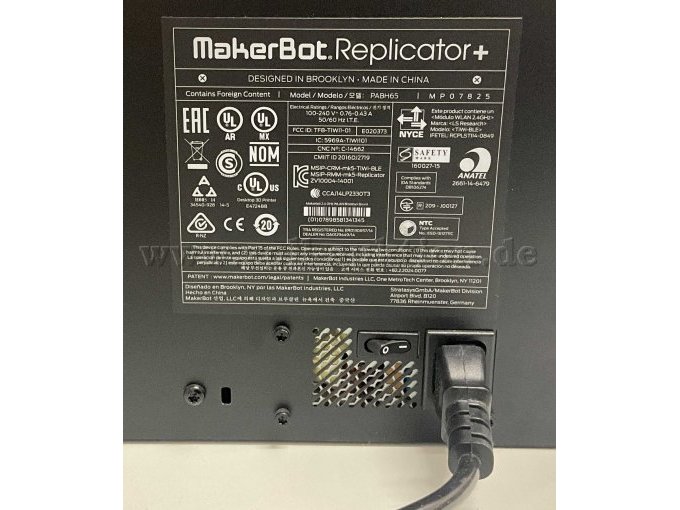 Netzstecker und Einschaltknopf.