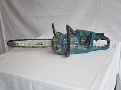 Vollansicht Makita Akkukettensäge DUC535