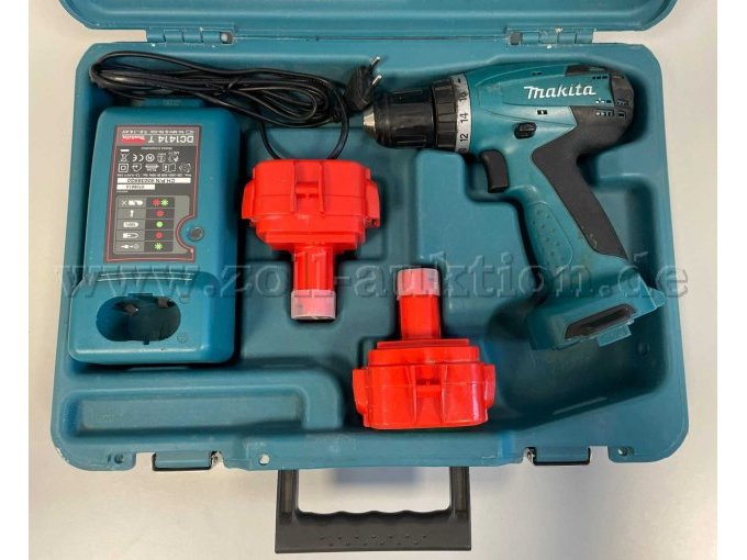 Ladegerät, 2 Akkus und Akku-Bohrschrauber im Koffer