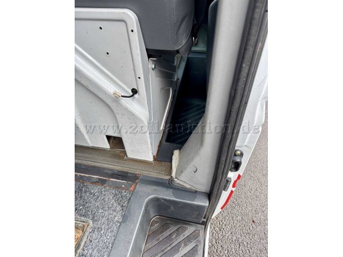 Bohrlöcher hinter Fahrersitz