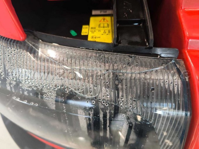 Mangel: Riss Scheinwerfer