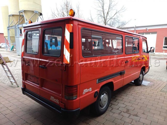 Fahrzeug von außen hinten seitlich