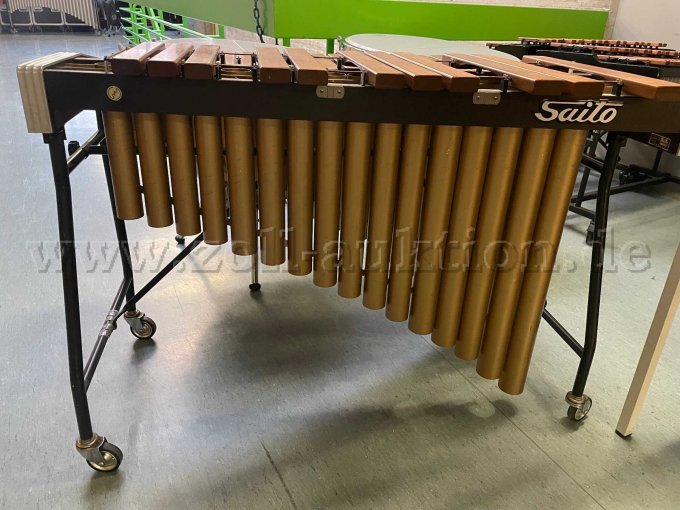 Marimba M 25 seitliche Ansicht mit  Resonanzröhren und Rollen
