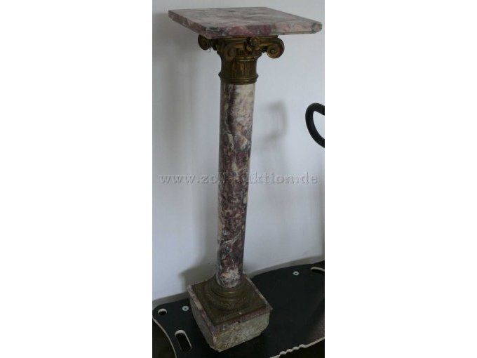 Marmorsäule aus rosa Marmor