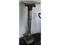 Marmorsäule aus rosa Marmor