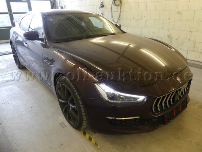 Ansicht Maserati vorne seitlich Beifahrerseite