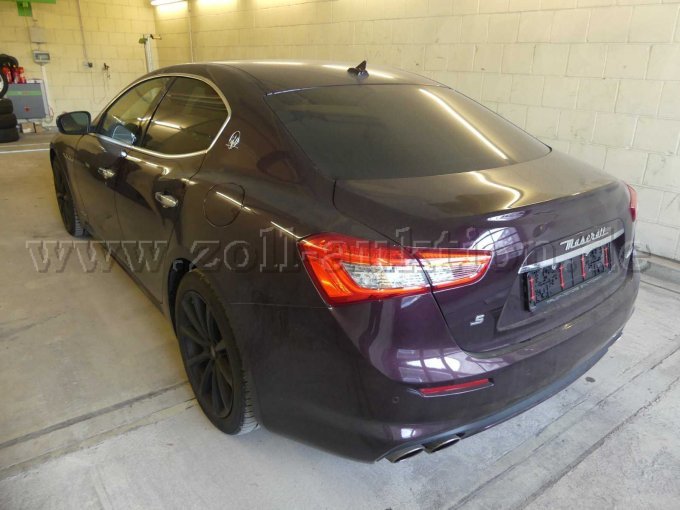 Ansicht Maserati hinten seitlich Fahrerseite