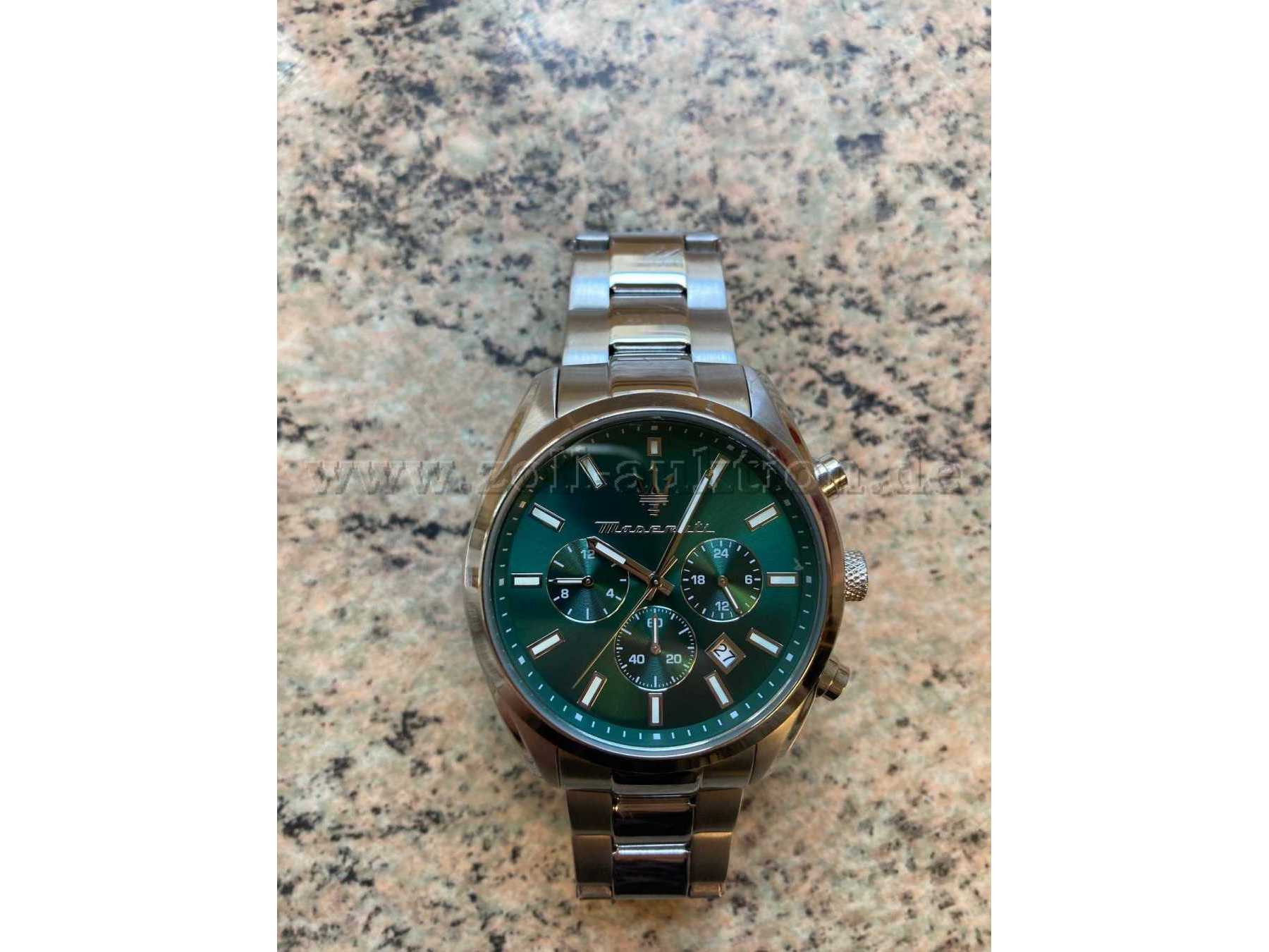 Ansicht Uhr mit grünen Ziffernblatt