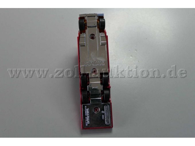 Matchbox Modellauto Kenworth Cabover Racing Transporter mit Ferrari, 1:90 Ansicht von unten