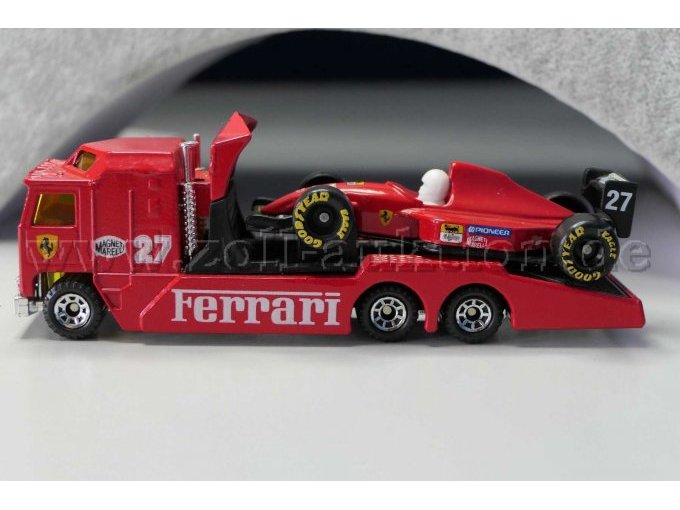 Matchbox Modellauto Kenworth Cabover Racing Transporter mit Ferrari, 1:90 Ansicht von der Seite