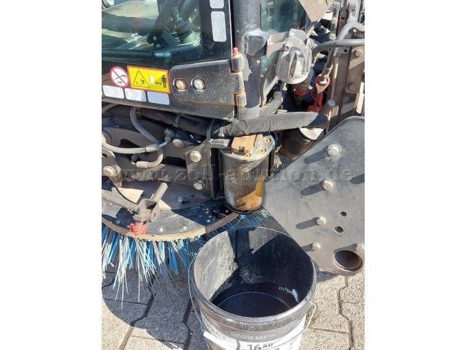 Detailansicht defekter Motor für rechten Besen mit Ölverlust