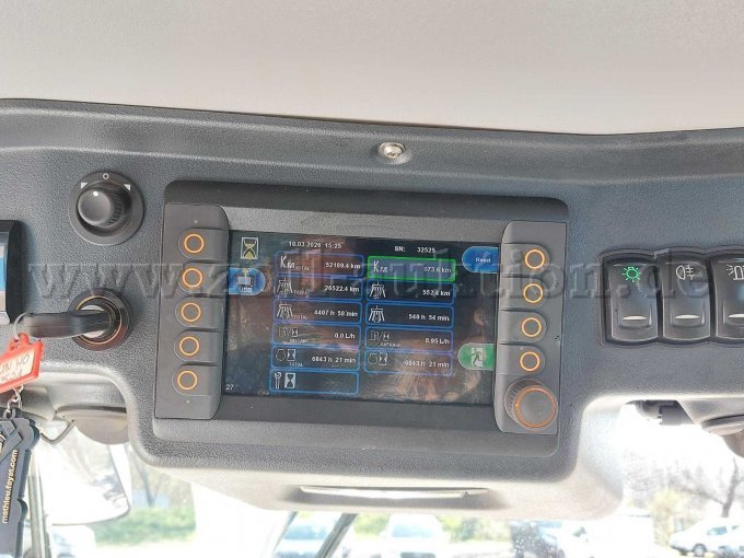 Blick auf den Bordcomputer mit Angabe der Betriebsstunden und gelaufenen Kilometern