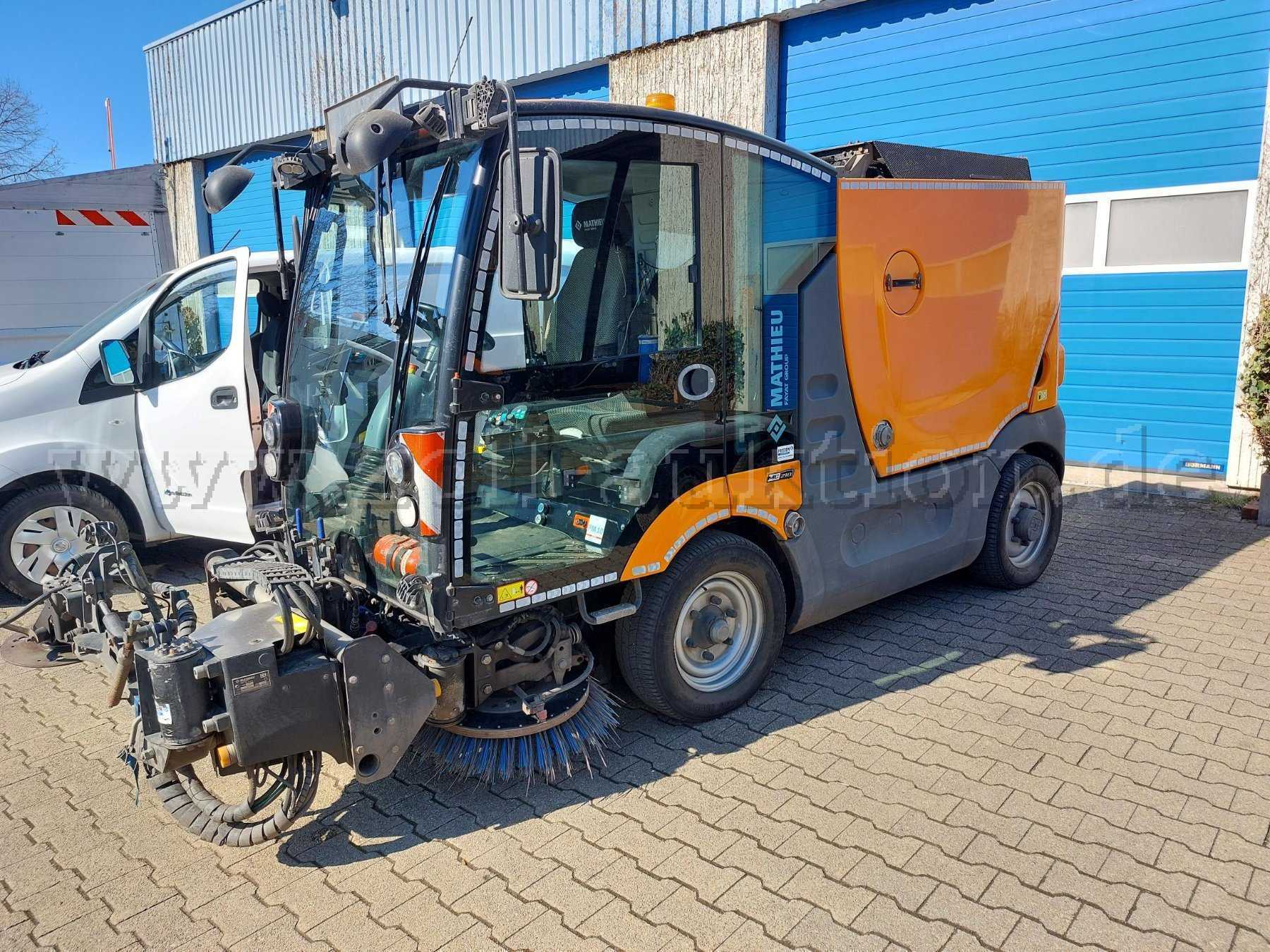 Schrägbild (vorne/rechtsseitig); zu sehen kleinere Beulen; Kratzer, Lackschäden mit teilweise Korrosion