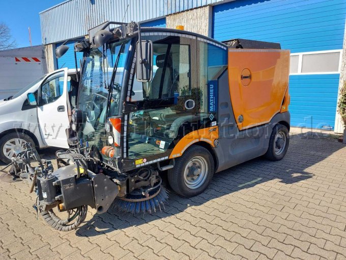 Schrägbild (vorne/rechtsseitig); zu sehen kleinere Beulen; Kratzer, Lackschäden mit teilweise Korrosion