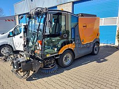 Schrägbild (vorne/rechtsseitig); zu sehen kleinere Beulen; Kratzer, Lackschäden mit teilweise Korrosion