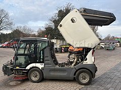 Seitenansicht mit angekipptem Behälter