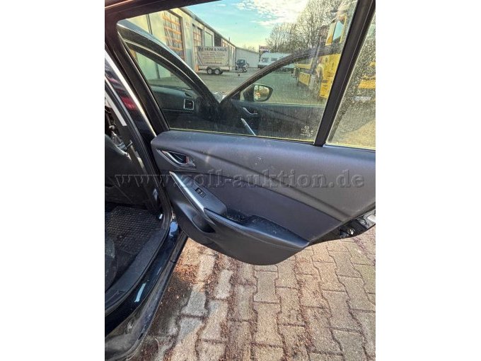 Ansicht der geöffneten Tür im Fond des Wagens auf der Beifahrerseite