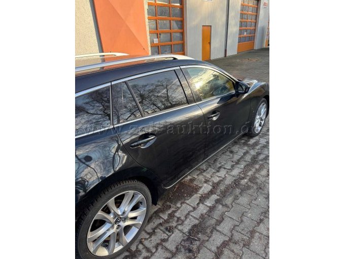 Bild des Fahrzeugs von der rechten Fahrzeugseite.