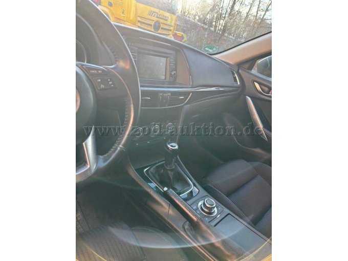 Bild des vorderen Inneraums aus Fahrersicht.