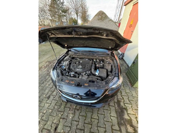 Front des Wagens mit geöffneter Motorhaube