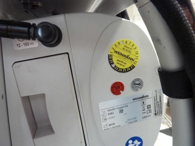 Prüfplakette mit Typenschild