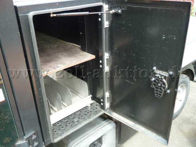 Materialschrank seitlich/oben
Regale