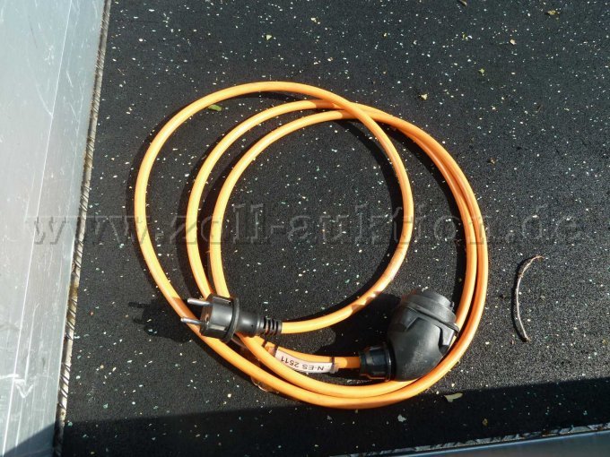Ladekabel zum Aufladen des Fahrzeugs