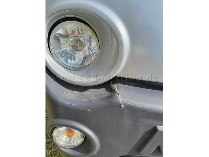 Riss in Frontschürze vorne rechts