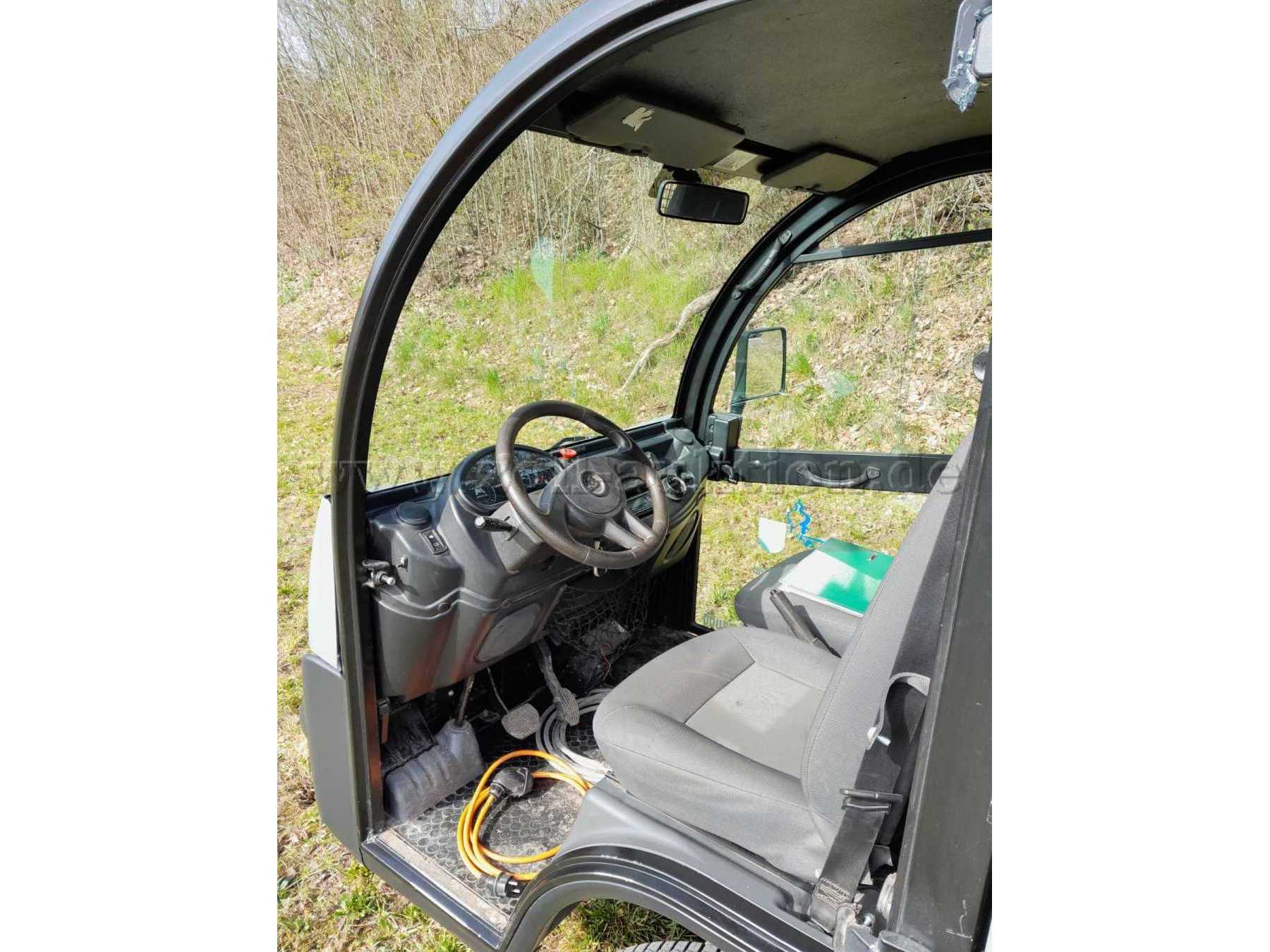 Fehlende Fahrertüre, Innenraum