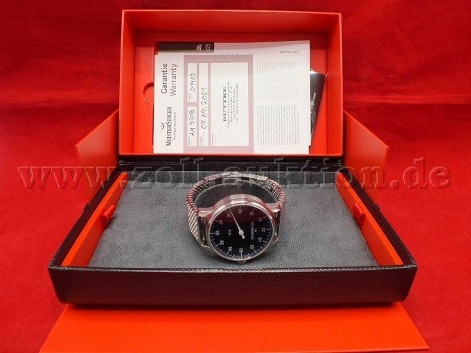 Ansicht der Auktion im Etui mit den Begleitdokumenten und der Uhr
