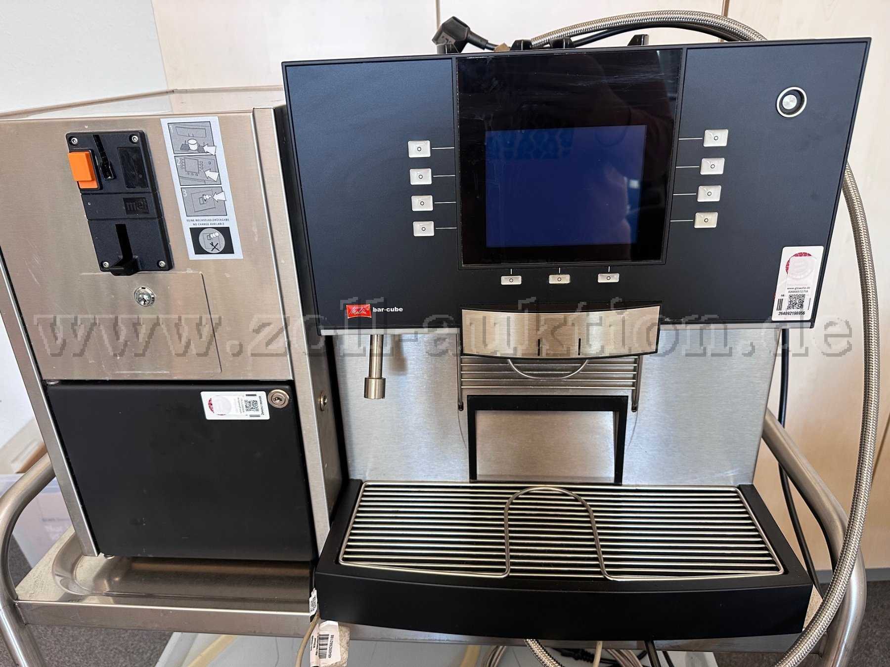 Kaffeemaschine und Milchkühlschrank/Münzprüfer