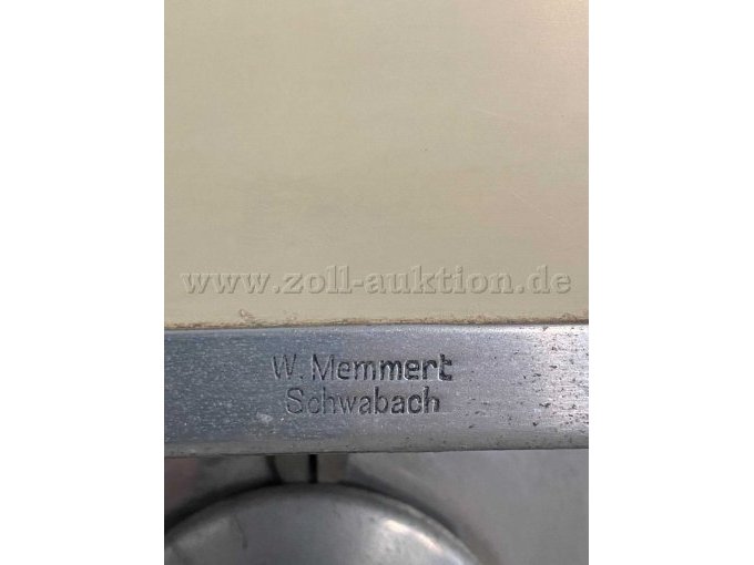 Seitansicht mit Firmenschild