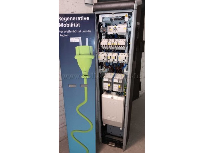 Innenansicht der demontierten Wallbox mit folierter Front