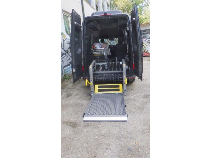 Rollstuhllift abgesenkt