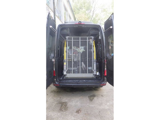 Rollstuhllift eingeklappt