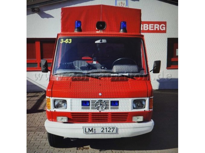 Vorderansicht auf ein rotes Feuerwehrfahrzeug (Mercedes) mit Blaulicht und der Bezeichnung "3-63" mit Nummernschild