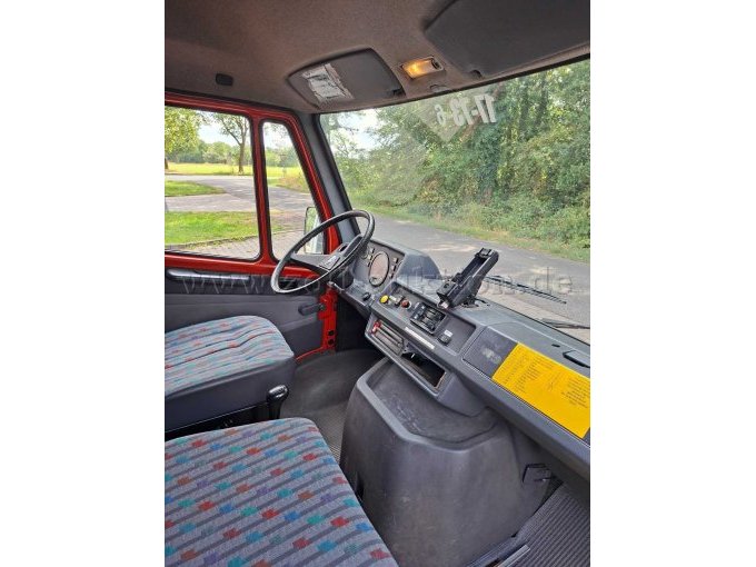 1 Mercedes-Benz 208D-KA Kastenwagen Umbau zum Gerätewagen BJ 1992 – foto 7 – kavel bij Zoll-Auktion, Thedinghausen