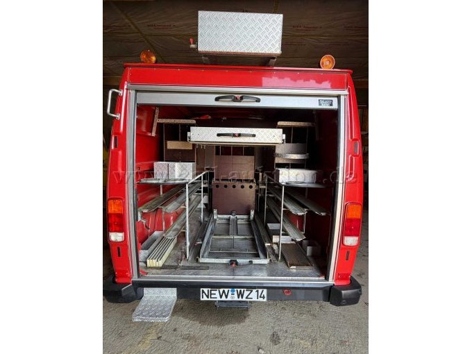 Hinter-Ansicht (Rolltor offen)