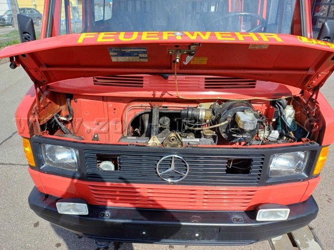 Ansicht von Vorne 
Motorhaub offen
Ansicht des Motor