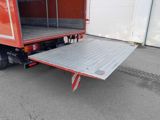 1 Mercedes-Benz 817F mit Kofferaufbau und Ladebordwand – foto 6 – kavel bij Zoll-Auktion, Schwäbisch Gmünd