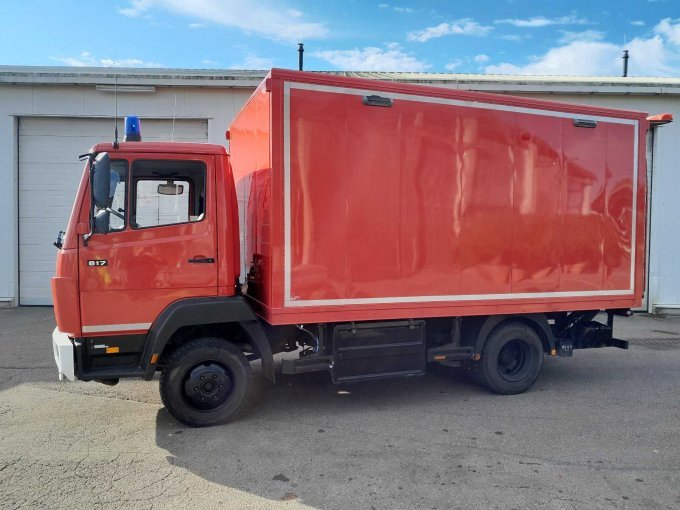 1 Mercedes-Benz 817F mit Kofferaufbau und Ladebordwand – foto 2 – kavel bij Zoll-Auktion, Schwäbisch Gmünd