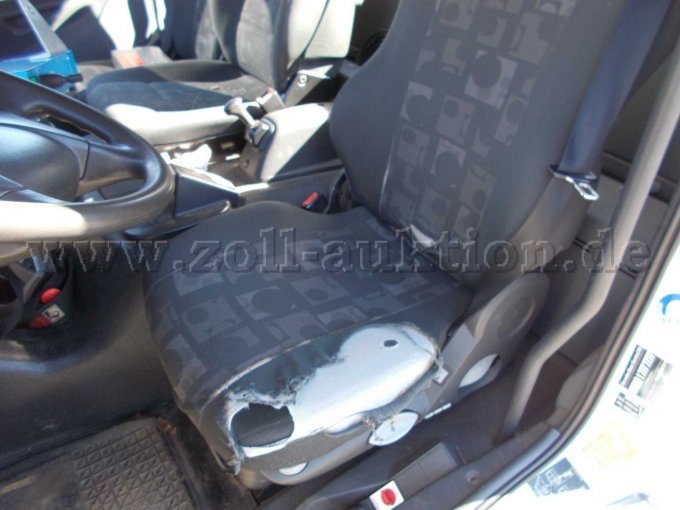 Innenraum, verschlissener Fahrersitz