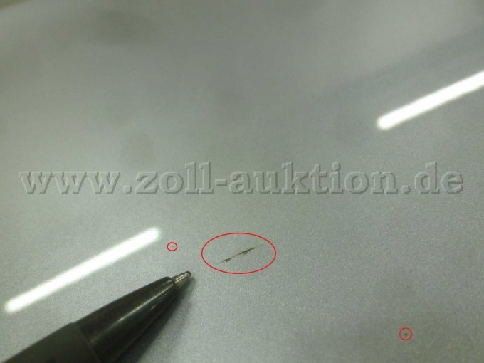 Motorhaube: Steinschlag mit Kratzer