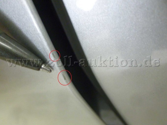 Tür hinten links > Türkante hinten: Kratzer mit Lackbeschädigungen