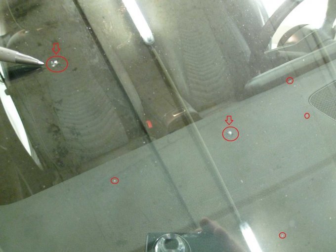 Windschutzscheibe: Steinschläge, auch mit Rissbildung