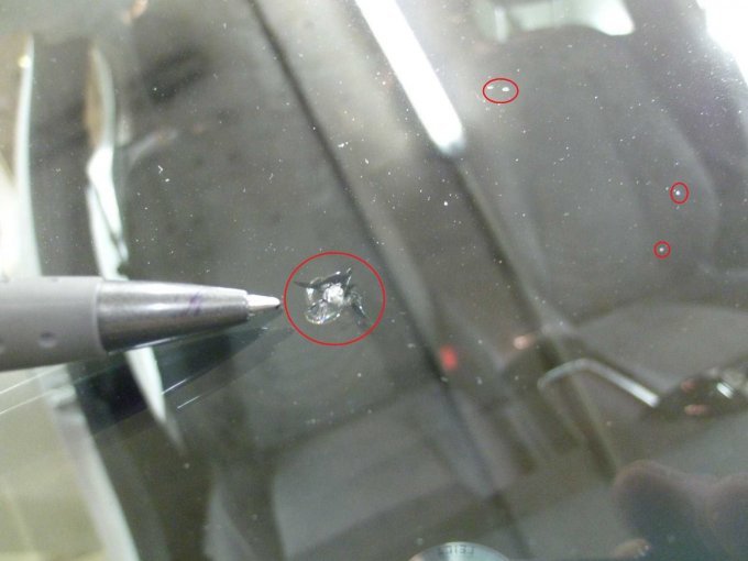 Windschutzscheibe: Steinschläge, auch mit Rissbildung